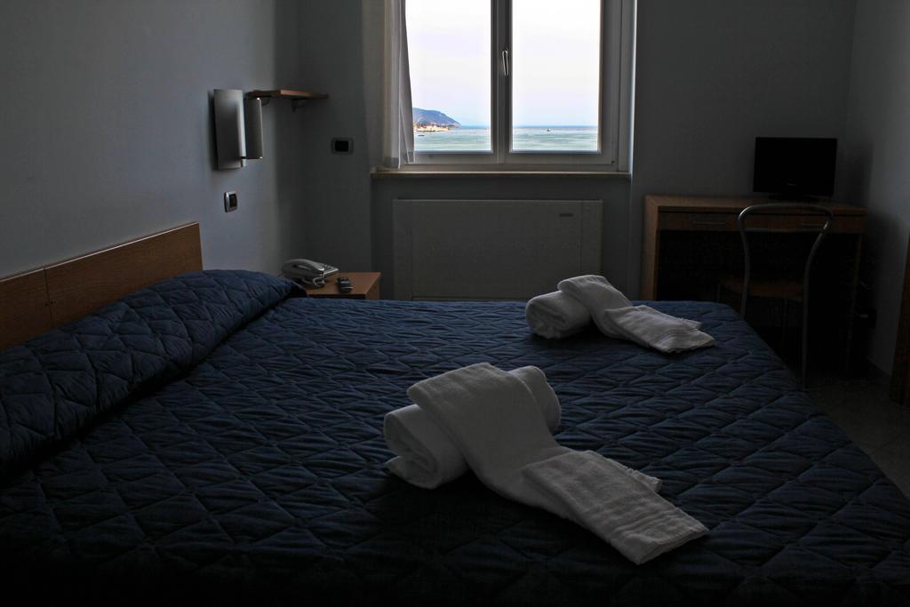 Hh Il Gabbiano Hotel La Spezia Room photo